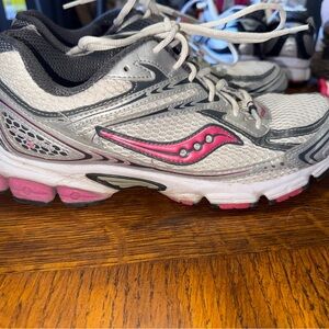 womens saucony 15047-2 runners size 11 grey pink white